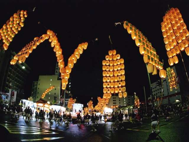 夏：秋田的夏季祭祀活动“竿灯祭”